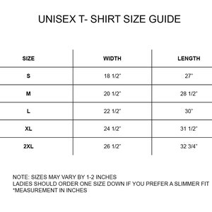 Puede incluir: Gu&iacute;a de tallas de camisetas unisex con medidas en pulgadas. Tallas de la S a la 2XL, con anchos de 47 cm a 67 cm y largos de 68.6 cm a 83.2 cm. Nota: Las tallas pueden variar de 2.5 cm a 5 cm. Las mujeres deben pedir una talla menos.