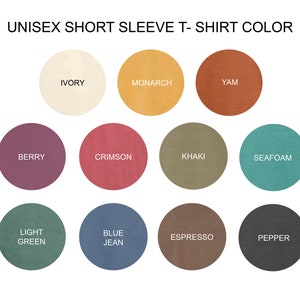 Puede incluir: Una carta de colores para camisetas unisex de manga corta. La tabla muestra 12 muestras de color circulares, cada una etiquetada con un nombre de color: Marfil, Monarca, &Ntilde;ame, Baya, Carmes&iacute;, Caqui, Espuma de mar, Verde claro, Azul vaquero, Espresso y Pimienta.