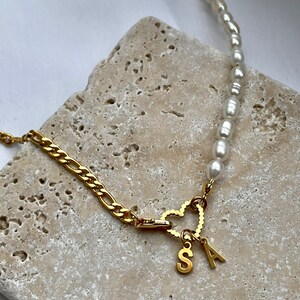 Collier Choker en véritables perles d’eau douce et acier inoxydable avec pendentif coeur et pendentifs lettres en or ou argent