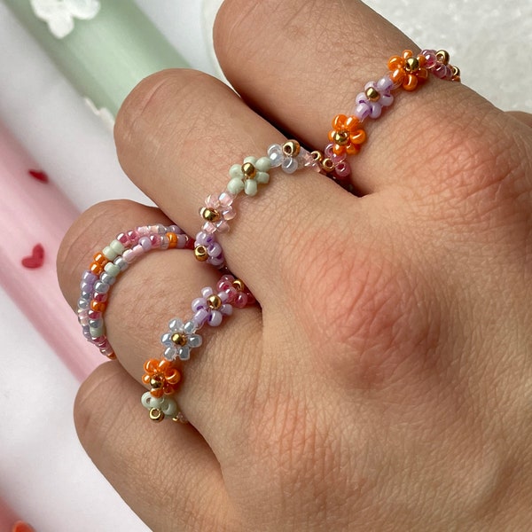 Filigraner Ring aus Perlen/ Blumenring/ Perlenblumenring