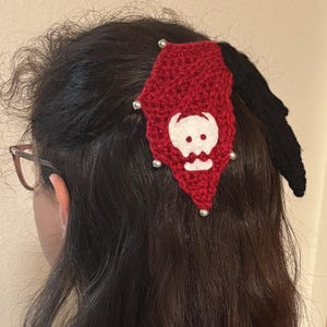 Accesorio de pinza o lazo para el cabello de crochet inspirado en Desdentao