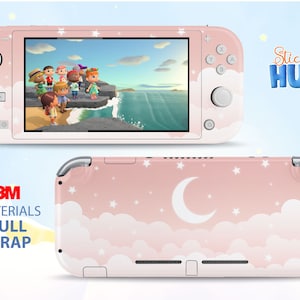 Könnte beinhalten: Rosa Nintendo Switch Lite Konsolenhaut mit Mond- und Wolken-Design. Die Haut hat ein weißes 3M-Logo und den Text "Sticky Hug" in weißer und orangefarbener Schrift.