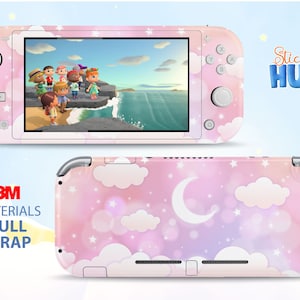 Könnte beinhalten: Eine rosa und weiße Nintendo Switch Lite Konsolenhaut mit einem Wolken- und Sternendesign. Die Haut ist aus 3M-Materialien gefertigt und ist eine Vollverkleidung. Der Text "Sticky Hug" ist in der oberen rechten Ecke des Bildes sichtbar.