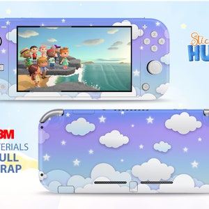 Może przedstawiać: Biała konsola Nintendo Switch Lite z wzorem fioletowego i niebieskiego nieba z białymi chmurami i gwiazdami. Konsola ma ekran, na którym widać grupę kreskówkowych postaci stojących na klifie z widokiem na ocean. Tekst "Sticky HUG" znajduje się w prawym górnym rogu obrazu. Tekst "3M MATERIALS FULL WRAP" znajduje się w lewym dolnym rogu obrazu.
