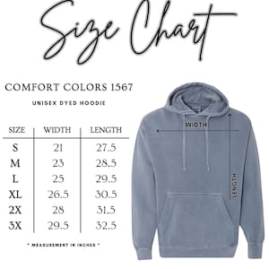 K&ouml;nnte beinhalten: Blauer Comfort Colors 1567 Unisex-Hoodie mit Gr&ouml;&szlig;entabelle. Die Tabelle zeigt Ma&szlig;e in Zoll f&uuml;r Breite und L&auml;nge, von Gr&ouml;&szlig;e S bis 3X. Der Hoodie hat eine Kapuze und eine Vordertasche.