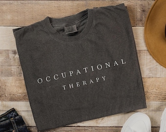 Camiseta bordada de terapia ocupacional, camiseta de terapia ocupacional, camiseta de terapia ocupacional, camiseta de terapia ocupacional, cuello redondo con colores cómodos, regalo de terapia ocupacional, regalos para terapeutas