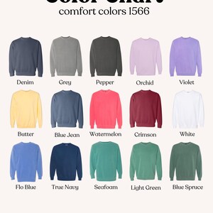 Puede incluir: Una carta de colores muestra 15 sudaderas de cuello redondo en varios colores. El texto "Color Chart comfort colors 1566" est&aacute; en la parte superior. Los colores incluyen Denim, Grey, Pepper, Orchid, Violet, Butter, Blue Jean, Watermelon, Crimson, White, Flo Blue, True Navy, Seafoam, Light Green y Blue Spruce.