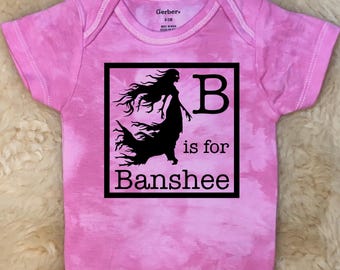B es para Banshee Onesies® - Body de bebé gótico divertido y espeluznante con bruja mítica de folclore irlandés, camiseta unisex para recién nacidos y niños pequeños, regalo de ducha