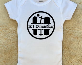 Body con el logotipo de la tienda 101 Damnations®: mono de bebé unisex con diseño de bruja gótica, divertida y grosera, ideal como regalo de baby shower.