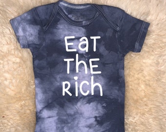 Body de bebé Eat the Rich® de 101 Damnations Shop: mono gótico divertido y grosero, regalo unisex para baby shower de niña, niño y bebé recién nacido.