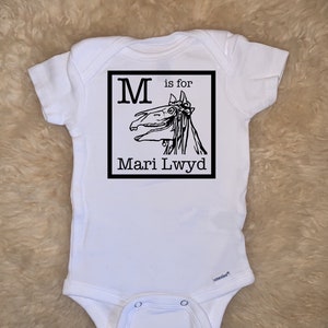 M wie Mari Lwyd Baby Onesies®, Wales Walisisch Urlaub Weihnachten Lustiger Alphabet Bodysuit, Unisex Säugling Neugeborenes Baby Kleinkind Geschenk, keltisch