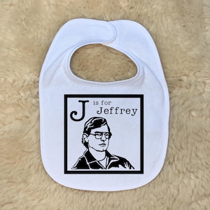 Babero para bebé con la letra J de Jeffrey Dahmer, ideal como regalo para baby shower.