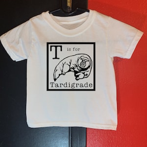 101 Damnations Shop の T is for Tardigrade 幼児用 T シャツ