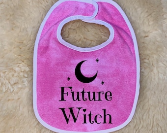 Babero de bebé Future Witch de 101 Damnations Shop