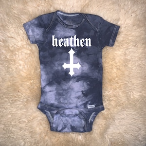 Heathen Onesies® från 101 Damnations Shop, ateistisk punk emo satanisk oförskämd rolig gotisk bodysuit, unisex spädbarn nyfödd småbarn duschpresent