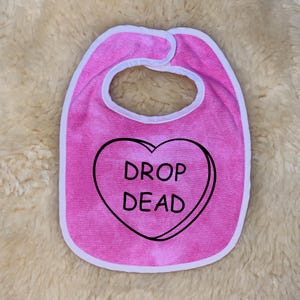Drop Dead Baby Lätzchen, Anti-Valentinstag Candy Heart Rude Lustig Spooky Witchy, Unisex Säugling Neugeborene Baby Kleinkind Geschenk