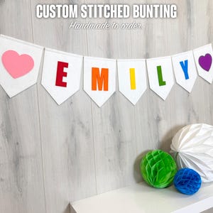 Premium witte vlag aangepaste naamgors | 19 cm gestikte wimpelvlaggen | Feest- en babyslinger | 26 letterkleuren | 2 mm dik vilt