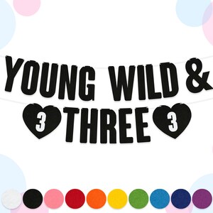 Könnte beinhalten: Schwarz-weißes Banner mit dem Text "Young Wild & Three" mit zwei schwarzen Herzen, in denen jeweils die Zahl 3 in Weiß steht.