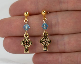 Cruz de oro con tachuelas de cristal aguamarina, piedra natal de marzo