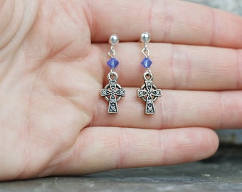 Pendientes de cruz celta de zafiro azul en plata esterlina. Cierre a presión. Regalo único con simbolismo. Envío gratuito a Irlanda.