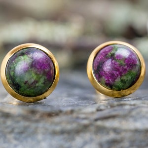 Puede incluir: Un par de pendientes de botón de oro con cabujones de piedras preciosas verdes y moradas.