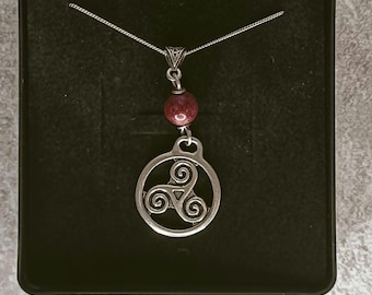 Collar de mármol rojo con trisquel de plata