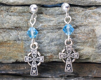Cruz de plata Aqua, piedra natal de marzo