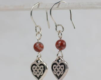 Pendientes de mármol de corcho rojo con nudo de corazón de plata