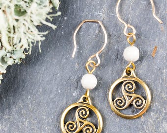 Pendientes de trisquel dorados con mármol blanco de Ulster – Joyería celta artesanal de Irlanda / Gancho para pendientes chapado en oro de 14 quilates / Envueltos para regalo
