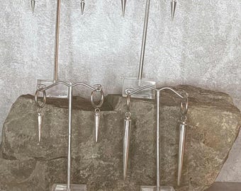 Elegantes pendientes hechos a mano de acero inoxidable con gancho y punta, de la colección de marzo.