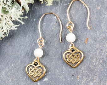 Pendientes de mármol blanco Ulster con nudo de corazón dorado
