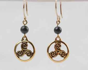 Pendientes de mármol negro Kilkenny con trisquel dorado