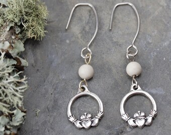 Pendientes Claddagh de plata con mármol blanco de Ulster