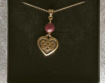 Collar de mármol rojo con nudo de corazón dorado de Munster