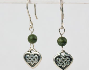 Pendientes de mármol verde con nudo de corazón plateado