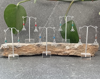Pendientes de triqueta con cristales austriacos de colores y nudo celta.