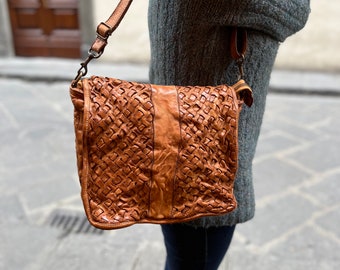 Bolso de piel tejido a mano. Hecho en Italia