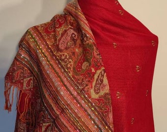 Edler Schal in leuchtendem rot, doppelseitig gewebt. Rückseite in beige. Hervorragend verarbeitet. Ein absoluter Blickfang für ihr Outfit
