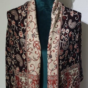 Elegant black scarf with two different sides. Exquisite craftsmanship and exquisite quality, intricately woven. A real eye-catcher for your outfit.