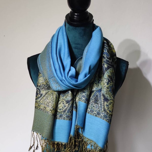 Elegant scarf in great quality, turquoise double woven with gold. The right outfit for every occasion, definitely a highlight