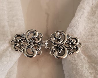 Kleine Jackenspange mit Klammern, trennbar, kann ein und ausgehakt werden. Guter Halt, hinterläßt keine Löcher. Dein Helfer im Alltag.