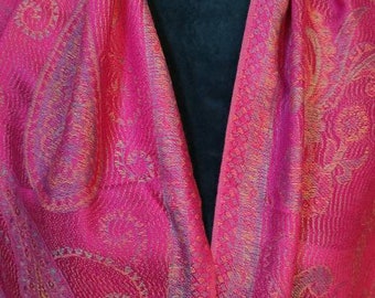 You love bold colors...then this is your scarf. The eye-catcher that makes every outfit very special. Comfortable to wear