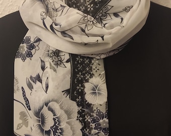 Leicht fallender Chiffon Schal in weiß, und grau schönes Muster und tolle Farben Vielseitig zu tragen. Ein Blickfang für jedes Outfit