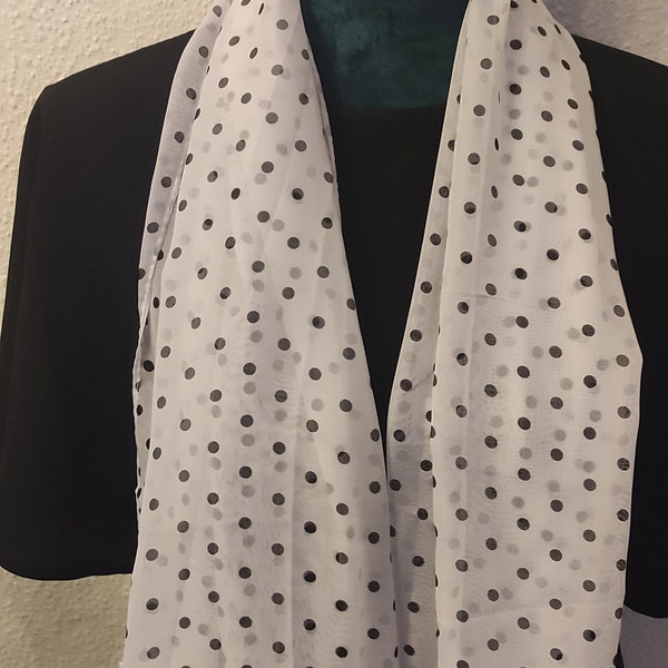 Leicht fallender Chiffon Schal in weiß mit schwarzen Punkten. Vielseitig zu tragen. Ein Blickfang für jedes Outfit