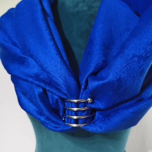 Moderner Schalring siberarben für große Schals, Pashminas und Tücher hält immer in der richtigen Position, Nie mehr ohne.... vielseitig trag