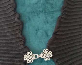Small jacket clip with detachable clips, can be hooked on and off. Secure hold, leaves no holes. Your everyday helper.