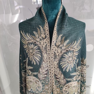 Elegant scarf in top quality, fir green, two different sides. Here the scarf becomes an eye-catcher for your outfit.