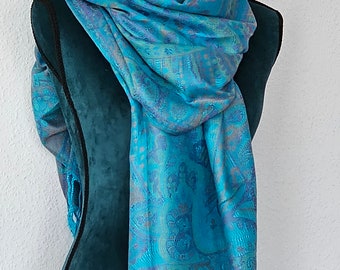 Beautiful scarf in fresh turquoise with a paisley pattern. An eye-catcher for every outfit. Falling softly, a dream.