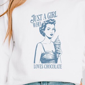 Sweatshirt Chocolate Lover Gift Birthday Casual Outfit Chocolate Lovers with Just a Girl Who Loves Chocolate Design for Sweet Tooth Gift