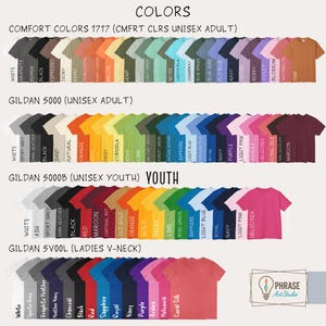 K&ouml;nnte beinhalten: Eine Farbkarte mit verschiedenen T-Shirt-Optionen, darunter Comfort Colors 1717, Gildan 5000, Gildan 5000B f&uuml;r Jugendliche und Gildan 5V00L V-Ausschnitt-Modelle. Jede Reihe zeigt mehrere einfarbige Muster mit den entsprechenden Textbeschriftungen.